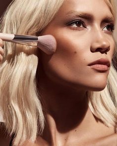 Makeup Carnaval, Rihanna Love, Best Bronzer, Bronzer Brush, Total Beauty, Matte Bronzer, Beauty Games, Contour Brush, Beauty Shots