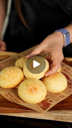 Jacqueline Marquez on Instagram: "¡PAN DE QUESO Y CAMOTE!  Dale un giro al clásico pão de queijo brasileño con esta versión de camote o batata dulce 🍠✨ Son tan deliciosos, esponjosos y llenos de sabor que no podrás resistirte.😋  Sigue a @jacquiemarquez para más recetas saludables y tips de cocina.  Etiqueta a este amante al pan que tiene que probar esta receta. 🙋🏻‍♀️  INGREDIENTES: 1 1/2 taza harina de tapioca | almidón de yuca (200g) 3/4 taza de puré de camote (170g) 1 1/2 taza queso mozzarella (160g) 1/3 taza queso feta (60g) 1/4 taza mantequilla (45g) 3 cdas leche (45g) 1 cdta de polvo hornear 1 huevo 1 cdta de sal  PASITO A PASITO: 1. Derrite la mantequilla con la leche. 2. Agrega la mezcla de leche a la harina y amasa hasta que que se incorpore.  Añade el camote, huevo, sal y polv Brazilian Cheese Bread, Fruit Pops, Cheese Bread, Sin Gluten, Feta, Bread, Cheese, Fruit, On Instagram