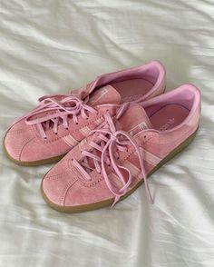 Adidas samba moonboot pink suede winter speakers ideas shoenen rose. Gazelle outfits winter idees de tenues pour l’hiver Adidas Gazelle Pink, Adidas Samba Women, Pink Gazelles, Pink Adidas Shoes, Adidas Samba White, Rose Adidas, Platform Tennis Shoes