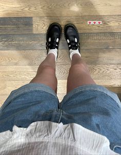 Mary Jane Shoes Outfit Dr Martens, Outfits With Mary Janes, Doc Martens Outfit, Swag Shoes, Music Fashion, Pretty Shoes, Dream Shoes, Cute Fits