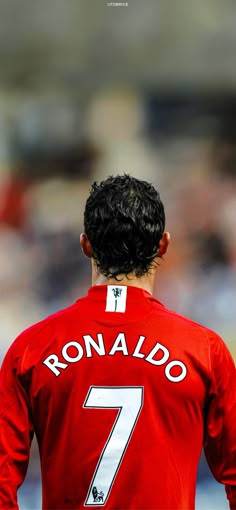 the back of a soccer player's shirt that says ronaldo