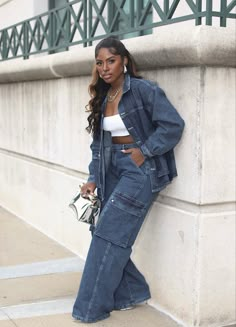 IG: idesign8 Demin On Denim Outfit, Denim On Denim Outfit Black Women, Denim Cargo Pants Outfit, Stylish Jeans Outfit, Cargo Pants Outfit Ideas, Stylish Cargo Pants, Women's Cargo Pants, Pants Outfit Ideas, Mode Kimono