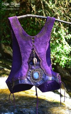 Combi Hippie, Leather Vests, Purple Magic, Chaleco Casual, Diy Leather Projects, Mode Hippie, Leather Clothing, Fringe Vest, Fairy Clothes