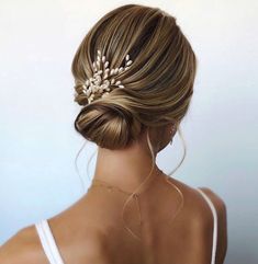 Pearl bridal hair pins are the perfect finishing touch to your wedding day hairstyle. These stunning hair accessories are a classic choice for brides and bridesmaids alike, adding a touch of elegance and sophistication to any look. Each pin is delicately crafted and designed to be easy to use, with a sturdy, secure grip that will keep your hair in place throughout the day and night. Whether you're going for an updo or leaving your hair down, these pearl hairpins are the perfect way to add a touc Prom Ponytail Hairstyles, Pearl Hair Pin Wedding, Bridal Head Piece, Pearl Wedding Hair, Bridal Hair Pins Pearl, Bridal Hair Piece, Pearl Hair Pins, Bride Hair Accessories, Bridal Hair Vine