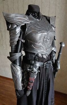 Armour Dress Drawing, Game Of Thrones Warrior Outfits, Visenya Targaryen Armor, Fantasy Armour Dresses, Medival Warrior Outfits, Game Of Thrones Clothing Aesthetic, Daenerys Targaryen Armor, Female Armor Aesthetic, Fantasy Dress Armor