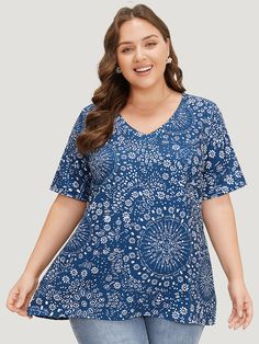 Shop Bandana Print V Neck Moderately Stretchy T-shirt now and redefine your style with confidence at BloomChic. Tailored for mid and plus-size women. This trendy Tops Women, sizes 10-30. Season:Summer;Color:Blue;Style:Elegant;Pattern Type:Bohemian Print;Neckline:V-neck;Sleeve Type:Regular Sleeve;Pocket:No-pocket Womens Trendy Tops, Bohemian Print, Elegant Pattern, Summer Color, Bandana Print, Blue Style, Womens Clothing Sizes, Trendy Tops, Style Elegant