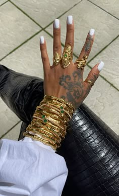 Jóias Body Chains, Dope Jewelry Accessories, Jewelry Accessories Ideas, Dope Jewelry, Gold Bracelets, Jewelry Fashion Trends, Funky Jewelry, Stacked Jewelry, Jewelry Lookbook