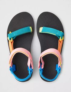 Teva Original Universal Sandal Teva Sandals Outfit, Sandals Outfit Summer, Teva Original Universal, Raffia Sandals, Teva Sandals, Colored Sandals, Shoe Wishlist, Sandals Outfit, Bow Sandals