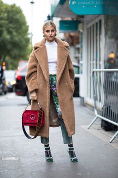 A Gucci Fanny Pack Proved to Be the 'It' Bag of London Fashion Week - Fashionista Anna Dello Russo, Paris Mode, Moda Paris, Jacket Outfit, Outfit Trends, Teddy Coat, Camel Coat, Women Bags Fashion, Spring Street Style