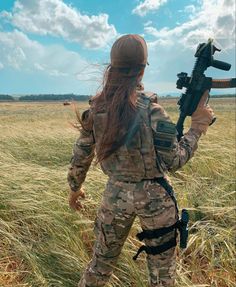 Milatery Aesthetic, Army Girl Aesthetic, Female Army Soldier, Iraqi Army, Army Couple, Ukraine Women, Tactical Gear Loadout