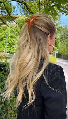 Discover the best hair styles for thin hair! Whether you're looking for hairstyles for thin hair or haircuts for thin fine hair, the Bixie 90s haircut is a perfect choice. Achieve a voluminous and stylish look effortlessly. #HairStyles #HairstylesForThinHair #HaircutsForThinFineHair #Bixie90sHaircut Balayage Blonde, A Ponytail, Hair Inspo Color, Blonde Balayage