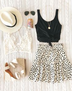 Amazon fashion finds for summer.  10 under $35 amazon women's clothing pieces.  Leopard printed black and white skirt with ruffle detal.  Cute summer skirt outfit. Skirt Outfits Summer, Pullover Outfit, Thrifted Outfits, Looks Chic, Retro Outfits, Amazon Fashion