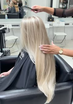 Ultra Light Blonde Hair, High Contrast Blonde Hair, Natural White Blonde Hair, Blonde And Ash Brown Hair, Levels Of Blonde Shades, Long Healthy Blonde Hair, Soft Platinum Blonde Hair, Platinum Blonde Root Smudge, Creamy Platinum Blonde Hair