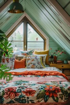 Creative Attic Bedroom Ideas for Slanted Ceilings Attic Bedroom Makeover, Finishing Attic Space, Small Attic Ideas Low Ceilings, Bedroom Slanted Ceiling, Cool Attic Rooms, Small Attic Ideas, Attic Bedroom Ideas Angled Ceilings, Low Ceiling Attic