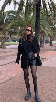 Leather Shorts And Stockings Outfit, Leather Short Pants Outfit, Short Leather Pants Outfits, Leather Shorts Winter Outfit, Black Shorts Outfit Night, Leather Shorts Outfit Going Out, Black Leather Shorts Outfit, Winter Shorts Outfits, Leather Shorts Outfit