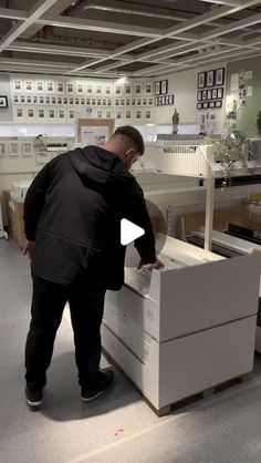 Interior Design & Home Decor on Instagram: "IKEA Bilderleisten Hack | Hallo ihr Lieben, diesmal gibt es uns im Doppelpack. Emre fand diesen Hack so toll, dass er sogar gerne beim Video mitgemacht hat. ☺️ Für diesen praktischen Ordnungshack benötigt ihr eine Bilderleiste MOSSLANDA (115xm) & eine passende Steckdosenleiste zum Einbauen. Achtung: Aufpassen mit dem Wasser! Unsere Steckdosenleiste hat einen An/Aus-Knopf! 

Hello zu gemütlichem Arbeiten auf der Couch! Wie findet ihr das Ergebnis? 🤎

Werbung wegen Markenerkennung | selbstbezahlt
ikeahack #ikea #ikeahome #ikeaideas #ikealover #interiordesign #diy #HomeDecor #diyideas #diyproject #home #HomeDIY #InteriorDesign" Mosslanda Ikea, Ikea Mosslanda, Design Home, Couch, Interior Design, Bedroom, On Instagram, Instagram, Home Decor