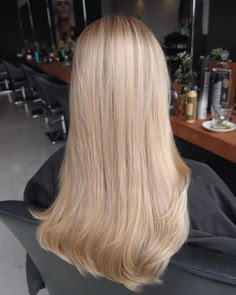 ♕ insta and pinterest @amymckeown5 Champagne Blond, Champagne Blonde Hair, Sandy Blonde Hair, Chelsea Houska, Chunky Highlights, Blond Balayage, Champagne Blonde, Dark Roots Blonde Hair, Honey Blonde Hair