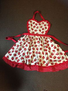 Cute Aprons Aesthetic, Apron Outfit Aesthetic, Strawberry Apron, Frilly Apron, Strawberry Things, Apron Ideas, Pretty Apron, Apron Sewing, Cute Apron