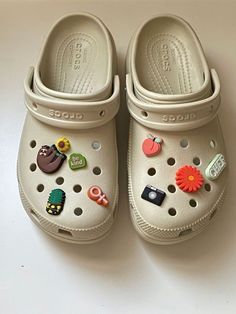 Crocs Cream Color, Sandal Crocs Aesthetic, Jibits For Crocs Aesthetic, Bone Crocs Aesthetic, Croks Slipper Aesthetic, Bone Crocs Outfit, Beige Crocs Outfit, Crocs Charms Aesthetic, Chanclas Aesthetic