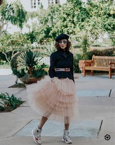 Ball Gown With Sneakers, Tulle Skirt With Sneakers, Maxi Tulle Skirt Outfit Street Style, Beige Tulle Skirt Outfit, Feminine Spring Tulle Skirt, Feminine Ruffled Tulle Skirt, Chic Voluminous Tulle Skirt, Feminine Voluminous Tulle Skirt, Beige Tulle Skirt