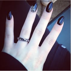 Web detail—Spider webs have been a Halloween theme for as long as we can remember, add a little spook to your nails with a web detailing. Nails Spider, Halloween Manicure, Witchy Nails, Shellac Nails, Art Halloween, Halloween Nail Art