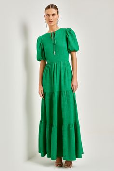 Vestido Longo Maragale possui decote fechado com amarração frontal, manga balonê, saia com recorte três Marias, modelagem acinturada com saia mais soltinha. O tecido é encorpado e com textura. Delicadeza e romantismo definem esse vestido, além da versatilidade para compor o look. Combine com sandália rasteira, salto, tênis, mule e uma terceira peça. Modest Green V-neck Maxi Dress, Green A-line Cotton Maxi Dress, Green V-neck Cotton Maxi Dress, Green Non-stretch Long Sleeve Maxi Dress, Green Viscose V-neck Maxi Dress, Glamorous Dresses, Casual Dresses, My Style, Dresses