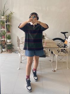 street style oversized stripes polo shirt baggy denim shorts maroon long socks black brown white jordan Oversize Polo Outfit, Baggy Polo Shirt Outfit, Identity Change, Androgyny Fashion, Polo Shirt Outfit, Street Style Oversized, Baggy Denim Shorts, Chill Outfit