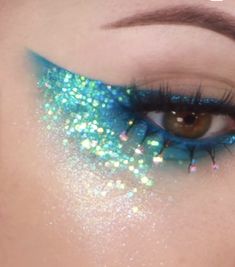 Shark Inspired Makeup, Deep Sea Makeup, Star Themed Makeup, Creative Eye Makeup Design, Water Inspired Makeup, Dory Makeup, Under The Sea Makeup, Crazy Makeup Looks, Ocean Makeup