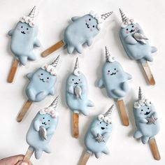 there are many little blue animals on the pops