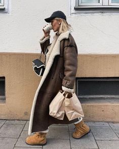 Shearling Coat Outfit, Paris Mode, Sheepskin Coat, Influencers Fashion, Coat Outfits, Warm Outfits, Shearling Jacket