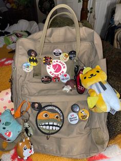 Decorated Kanken Backpack, Keychains On Backpack, Kanken Decoration, Decorating Backpack, Backpack With Keychain, Backpack Decoration Ideas, Decorate Backpack, Decorated Backpack, Paintings On Fabric