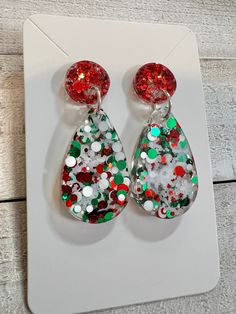 Christmas Resin Jewelry Ideas, Epoxy Resin Earrings Diy, Resin Earring Ideas, Christmas Resin Earrings, Resin Earrings Ideas, Christmas Resin Crafts, Uv Resin Earrings, Diy Christmas Earrings, Epoxy Earrings