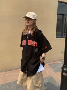 Baseball Shirt Outfit, Baseball Jersey Outfit, Looks Hip Hop, Oversize Outfit, Hip Hop Vintage, Hippie Blouse, Baseball Outfit, Style Hip Hop, Jersey Outfit