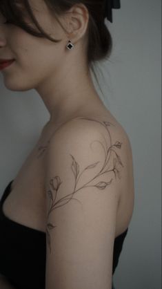 татуировка на плече, нежная веточка, тонкие линии Jasmine Flower Tattoo Shoulder, Ivy Tattoo Shoulder, Orchid Rib Tattoo, Ornamental Shoulder Tattoos For Women, Delicate Chest Tattoo, White Shoulder Tattoo, Shoulder To Neck Tattoos For Women, Flowy Tattoo Design, Ethereal Tattoo Sleeve