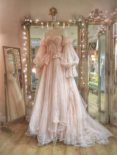 Gaun Abad Pertengahan, Fantasy Dresses, Fantasy Gowns, Fairytale Dress, Princess Wedding Dresses, Ball Gowns Prom, Vestidos Vintage, Fantasy Dress, Princess Wedding