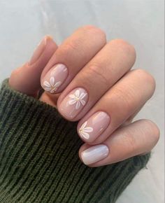 Neutral Nail Flower Designs, Summer Boho Nails, Summer Nails 2024 Trends Short Simple, Summer Nails Natural, Pink Flower Nails, Boho Nails, Short Gel Nails, Broken Nails, Daisy Nails