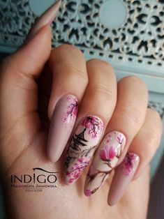 Nail Art Blossom, Sakura Nails Design, Japanese Cherry Blossom Nails, Sakura Nails, Blossom Nail Art, Japan Nails, Sakura Nail Art, Monogram Nails, Nail Art Fleur