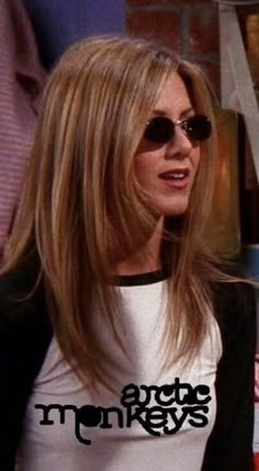 Iconic 80s Outfits, 90s Jennifer Aniston, Fashion Tv Shows, Monica Geller Style, Jen Aniston Hair, Friends Outfits 90s, Finding My Style, Estilo Rachel Green, Jennifer Aniston Friends