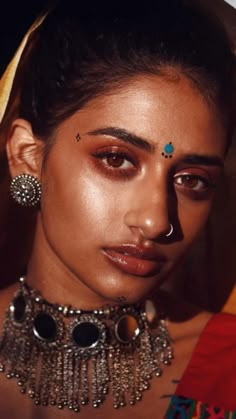 Navratri Face Look, Navratri Eyeliner, Black Bindi For Navratri, Bindi Design For Navratri, Navratri Eye Makeup, Gujarati Makeup For Garba, Gujarati Makeup, Navratri Makeup Look Ideas, Makeup With Orange Dress