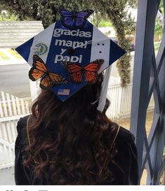 a woman wearing a graduation cap with butterflies on it and the words gradas mampi paai