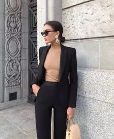 estilo-moda-clássica (4) 30s Office Outfit, Women Attorney Fashion, Interview Outfit Black Blazer, Women Formal Wear Work Outfits Business Casual, Woman Blazer Fashion, Black Blazer Gold Buttons Outfits For Women, Black Slacks And Blazer Outfit, Women’s Suits Black, Dark Womens Fashion