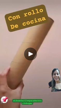 a woman holding up a roll of paper with the words con rollo de cocina on it