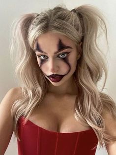 clown makeup: simple pennywise Easy Couple Halloween Makeup, Simple Halloween Costumes For Blondes, Simple Clown Costume Outfit, Easy Harley Quinn Costume, Halloween Makeup Harley Quinn, Easy Halloween Makeup Ideas Simple, Costume Joker, Girl Halloween Makeup, Teknik Makeup