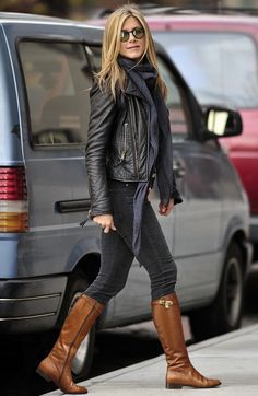 Cognac Boots, Jennifer Aniston Style, Black Leather Biker Jacket, Leather Jacket Outfits, Mode Casual, Cute Fall Outfits, 가을 패션, Jennifer Aniston, Fall Winter Outfits