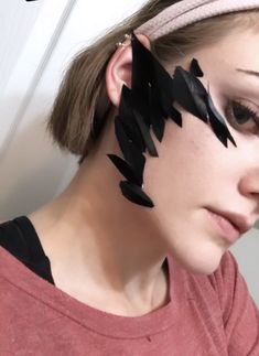 Harpy Oc Outfit, Bird Howl Cosplay, Harpy Costume Diy, Feather Outfit Drawing, Bird Makeup Look, Harpy Costume Makeup, Feathers On Face, Wings Covering Face, Bird Therian Gear