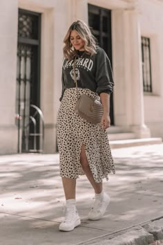 Fall Midi Skirt Outfit, Fall Midi Skirt, Fall Midi, Plus Size Fall Fashion, Plus Size Fall Outfit, Midi Skirt Outfit, Look Plus Size, Skirt And Sneakers, Skirt Outfit