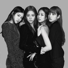 Jeon Family, Rosé Black And White, Blackpink Memes, Photo Grouping, Lisa Blackpink Wallpaper, Blackpink Funny, Black And White Aesthetic, Blackpink Video, Kim Jisoo