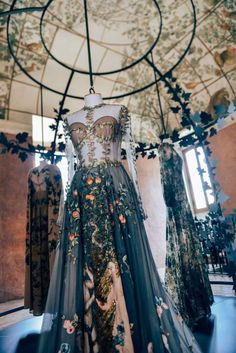 Prom Elegant, Valentino Haute Couture, Valentino Couture, Chique Outfits, Gowns Prom, Fantasy Gowns, Gowns Wedding, Fairytale Dress, Ball Gowns Prom