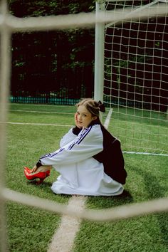 Soccer Field Photoshoot, Football Field Photoshoot, Stadium Photo Ideas, Stadium Photography, Soccer Photography Poses, Track Photoshoot, Sporty Photoshoot, Soccer Shoot, Sport Photoshoot Ideas