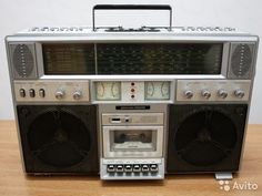 an old fashioned radio sitting on top of a wooden table